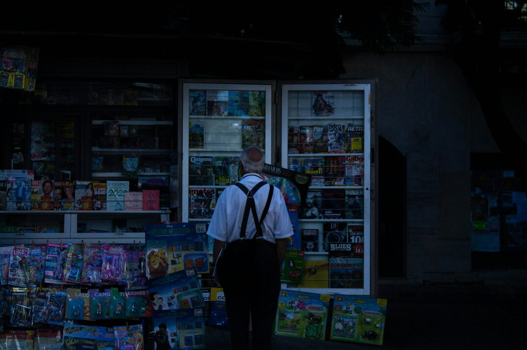 store detective watching shoplifters