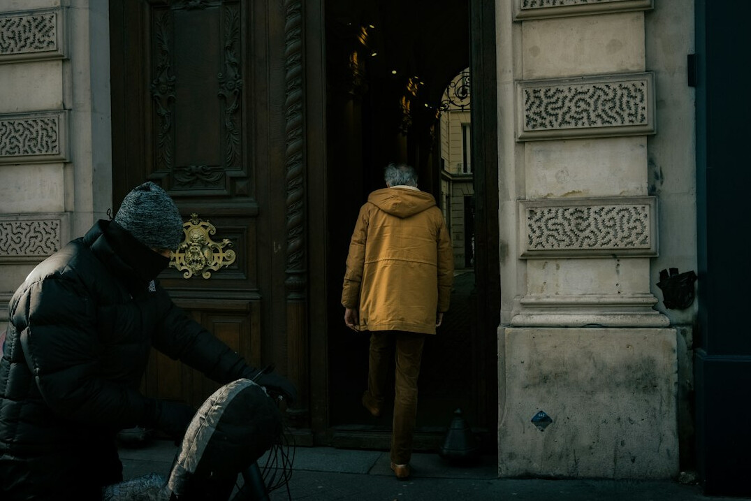 store detective catching thief